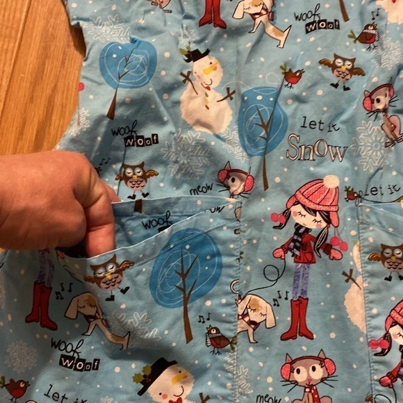 DICKIES Blue  Winter Snowman Theme Scrub Top Shirred Back Pockets (Size XS) - Picture 6 of 7